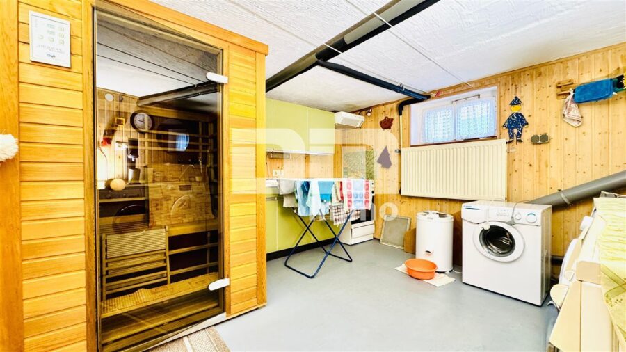 Modernisierte DHH mit Doppelgarage und 2x Carport in Traumlage inkl. Bachlauf - KG Waschküche / Wärmekabine